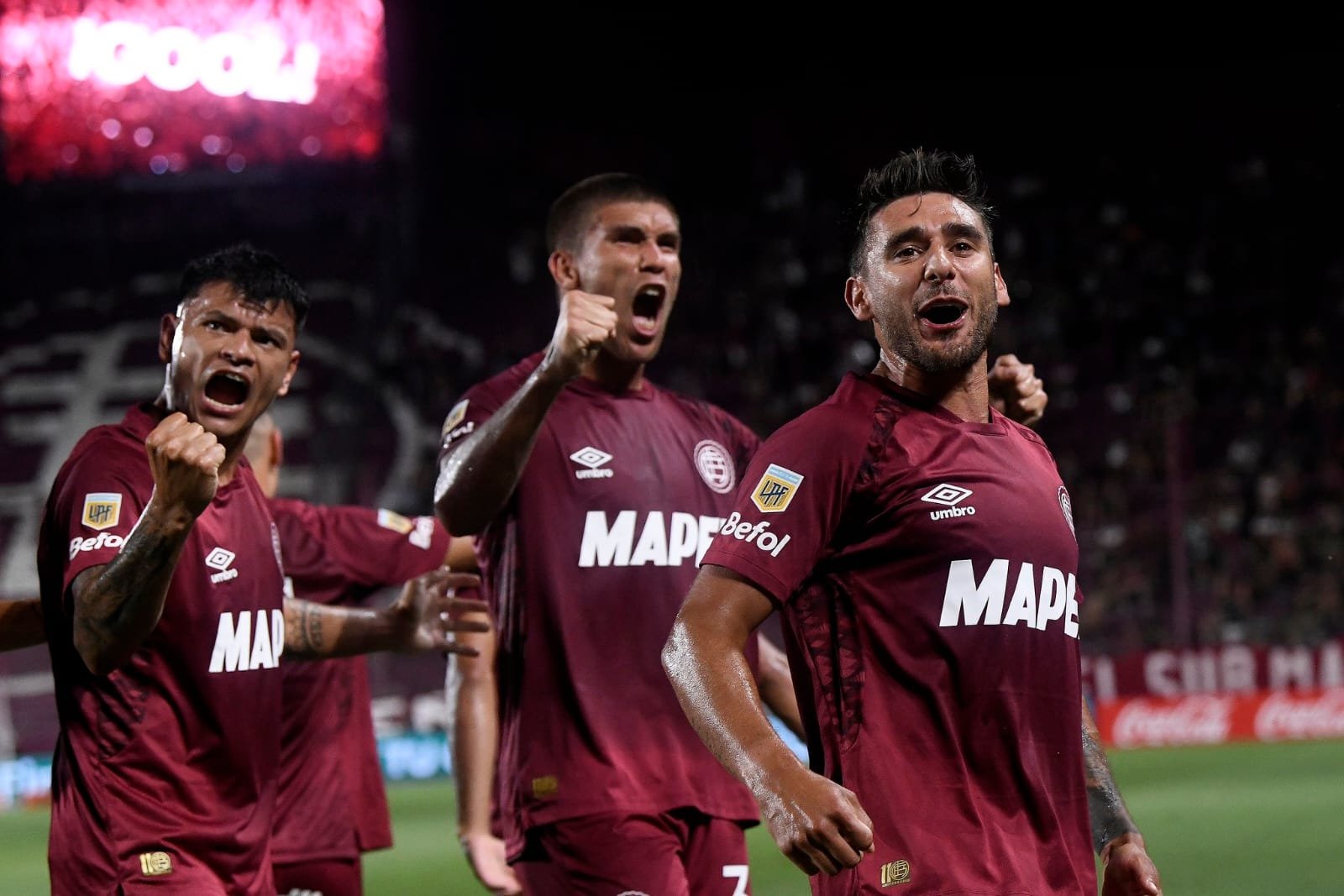 ¡La tercera fue la vencida! Lanús le ganó 2-0 a Sarmiento y cortó la sequía