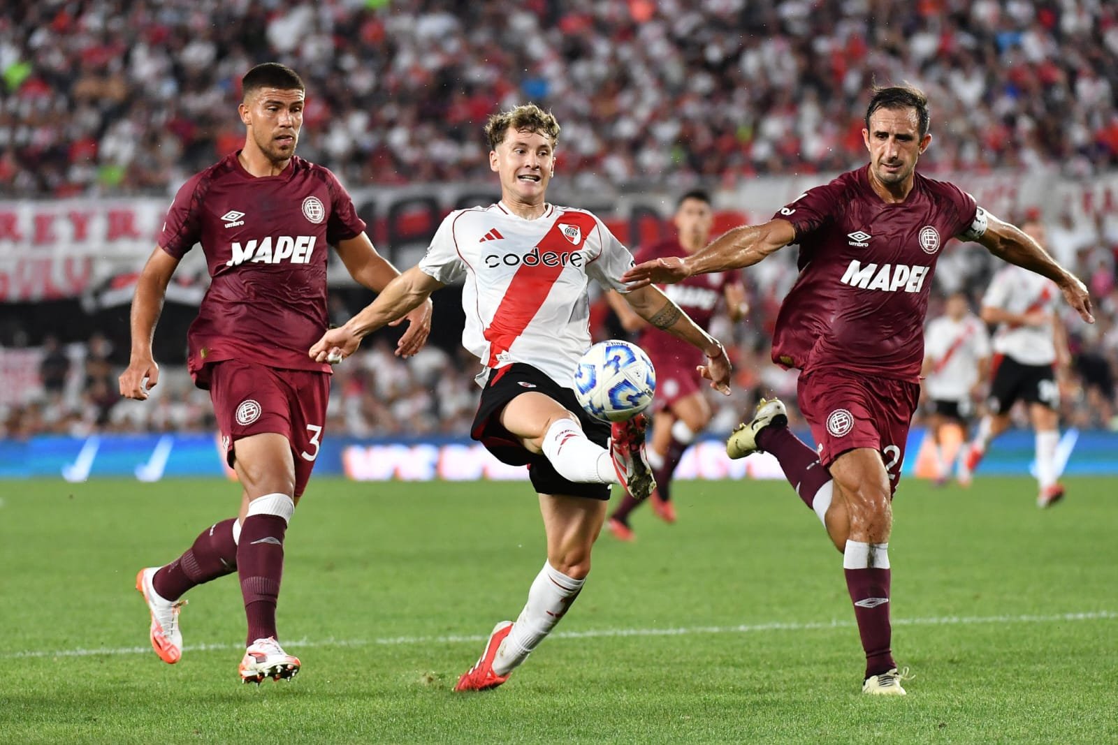 Un paso para atrás: Lanús pagó cara una distracción y se quedó sin nada ante River