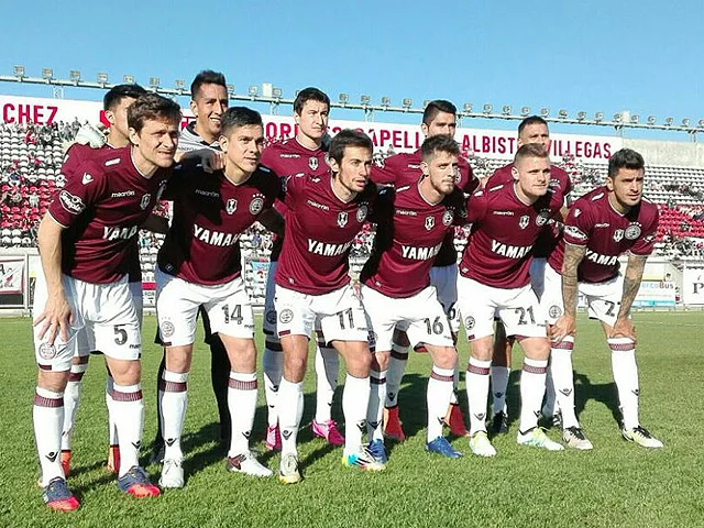 Equipo Lanús jugando en Morón