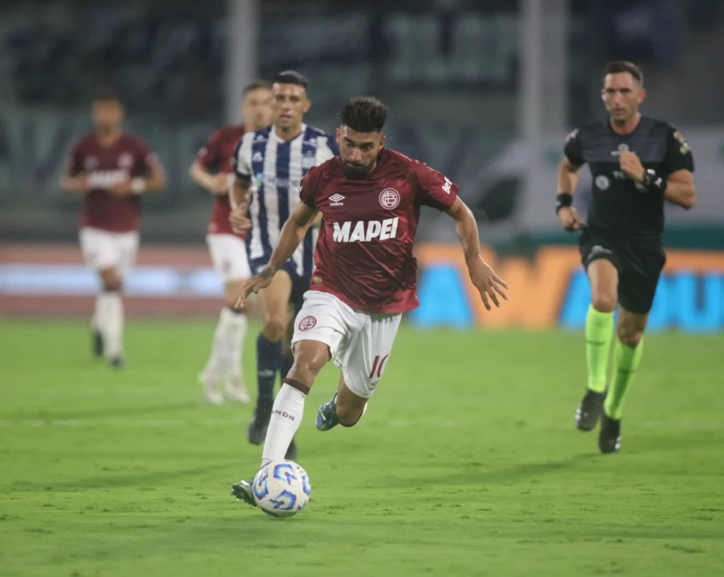 Nazareno Arasa dirigiendo a Lanús