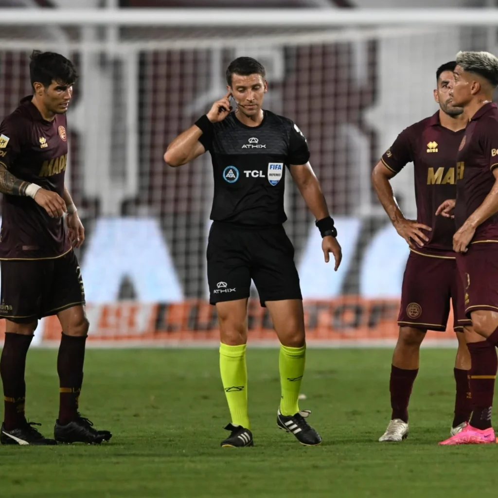 Zunino dirigiendo a Lanús