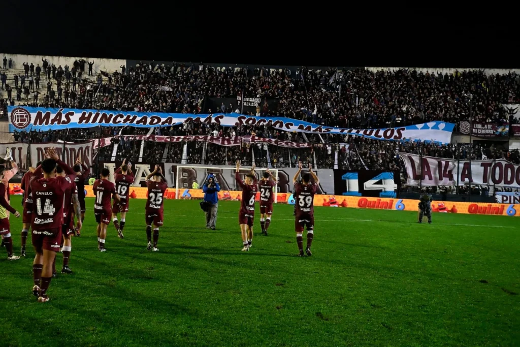 Lanús hinchas jugadores festejo en Quilmes