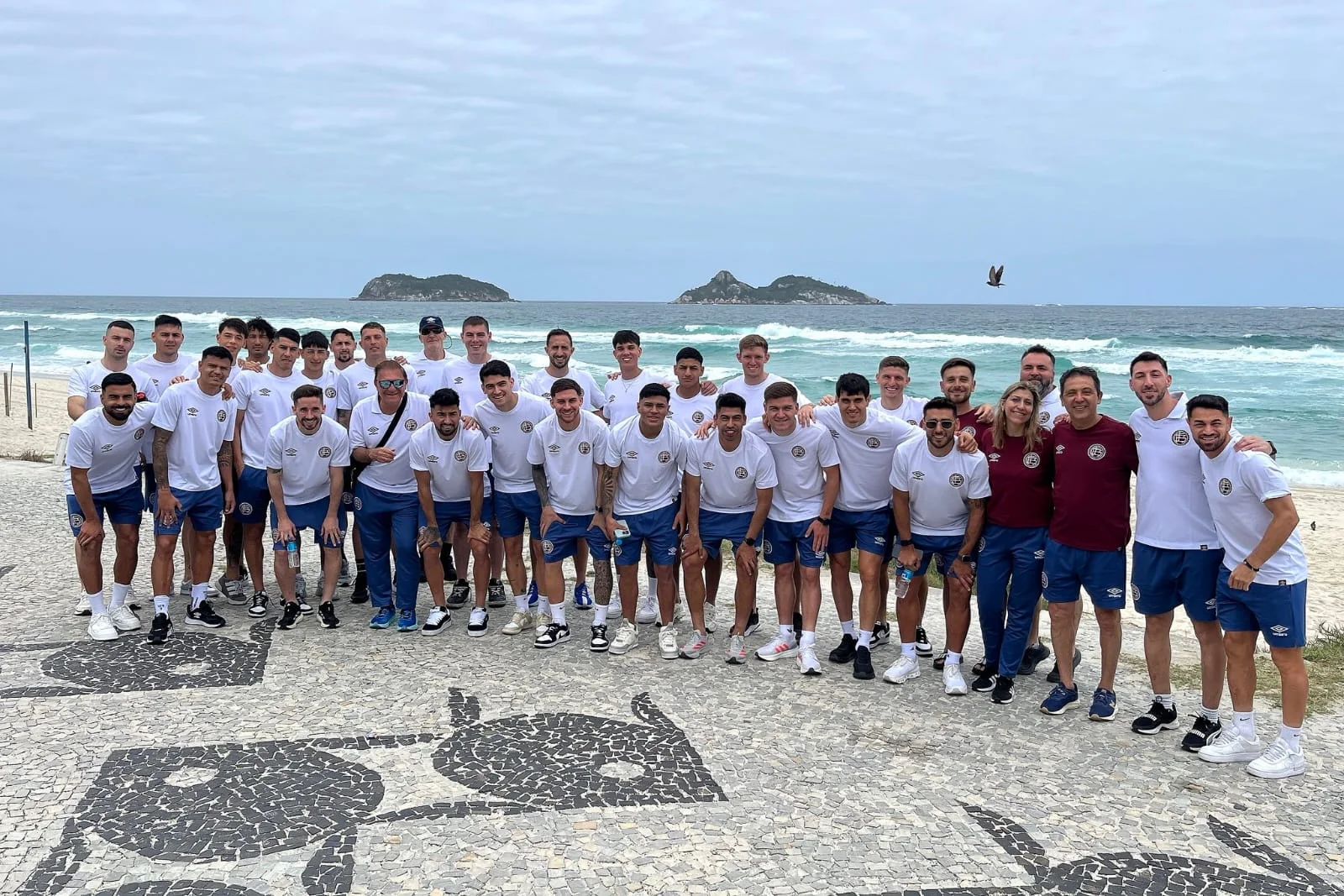 Plantel de Lanús en la playa de Río de Janeiro