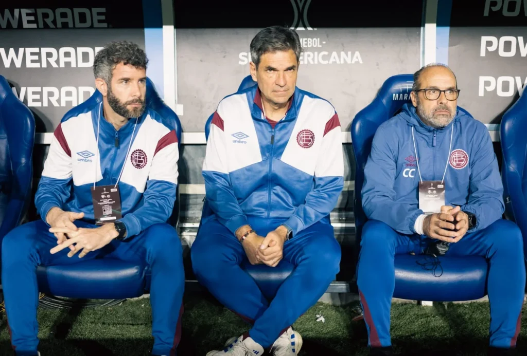 Mauricio Pellegrino con su cuerpo técnico