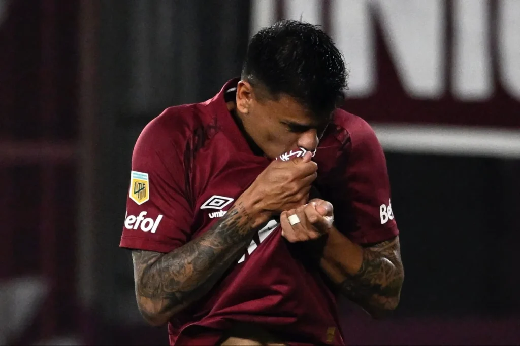 Walter Bou beso al escudo de Lanús