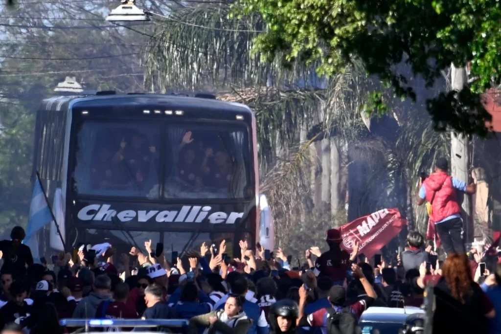 Llegada del micro Lanús U de Chile