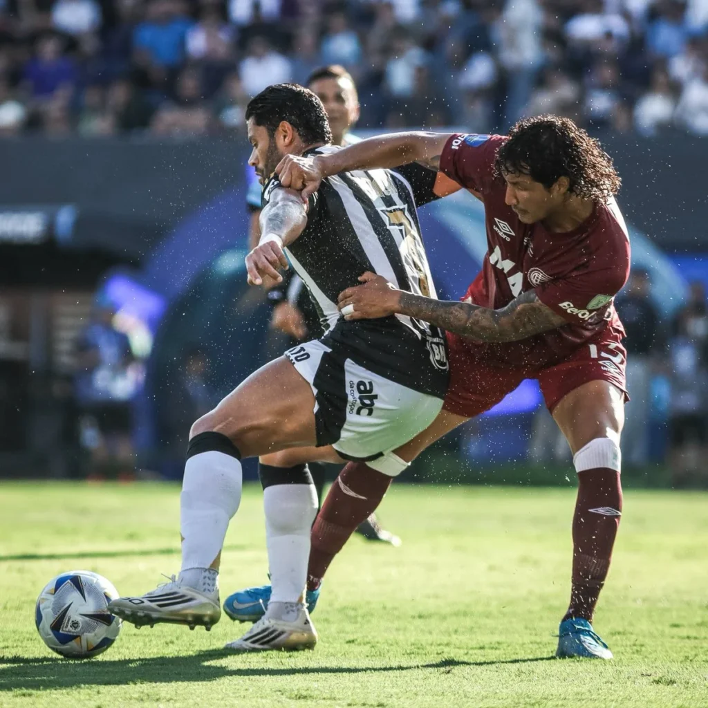 Canale marcando a Hulk