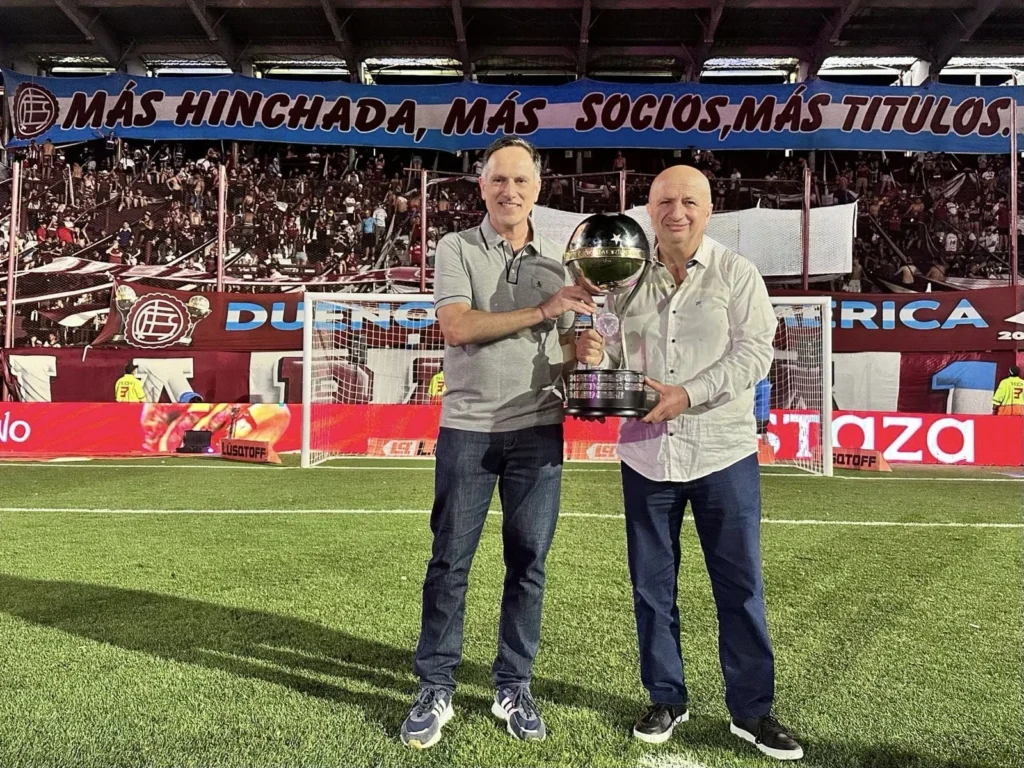 Nota a Nicolás Russo