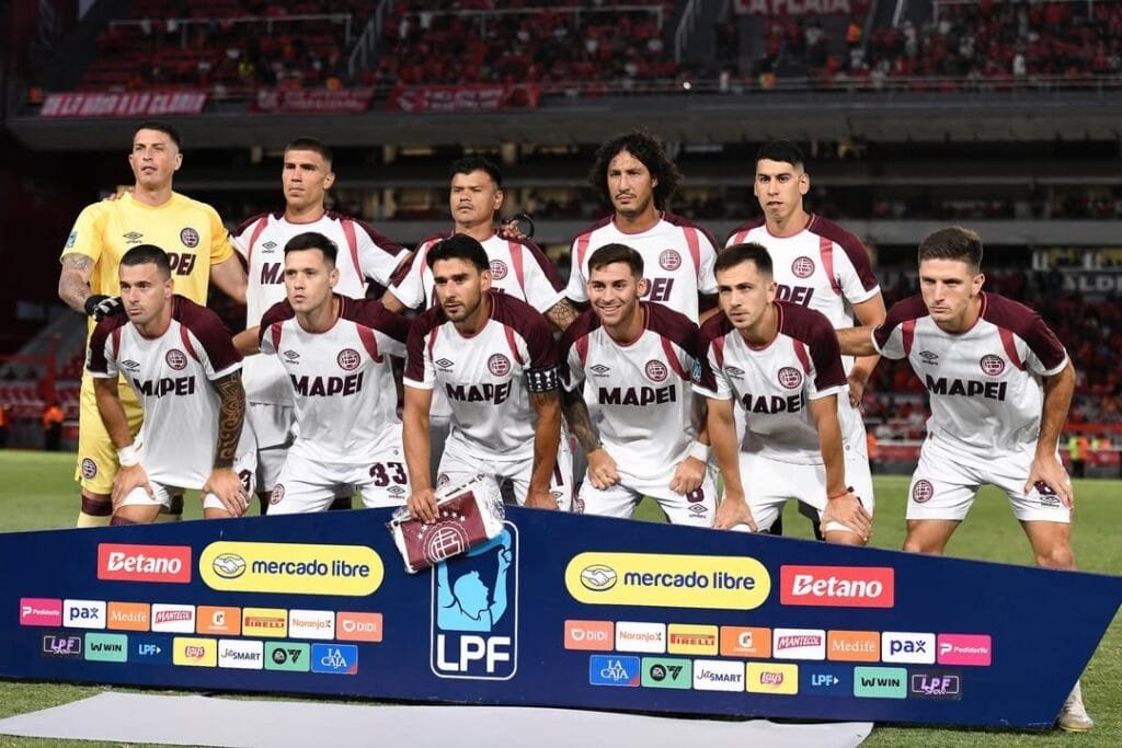 Equipo Lanús ante Independiente
