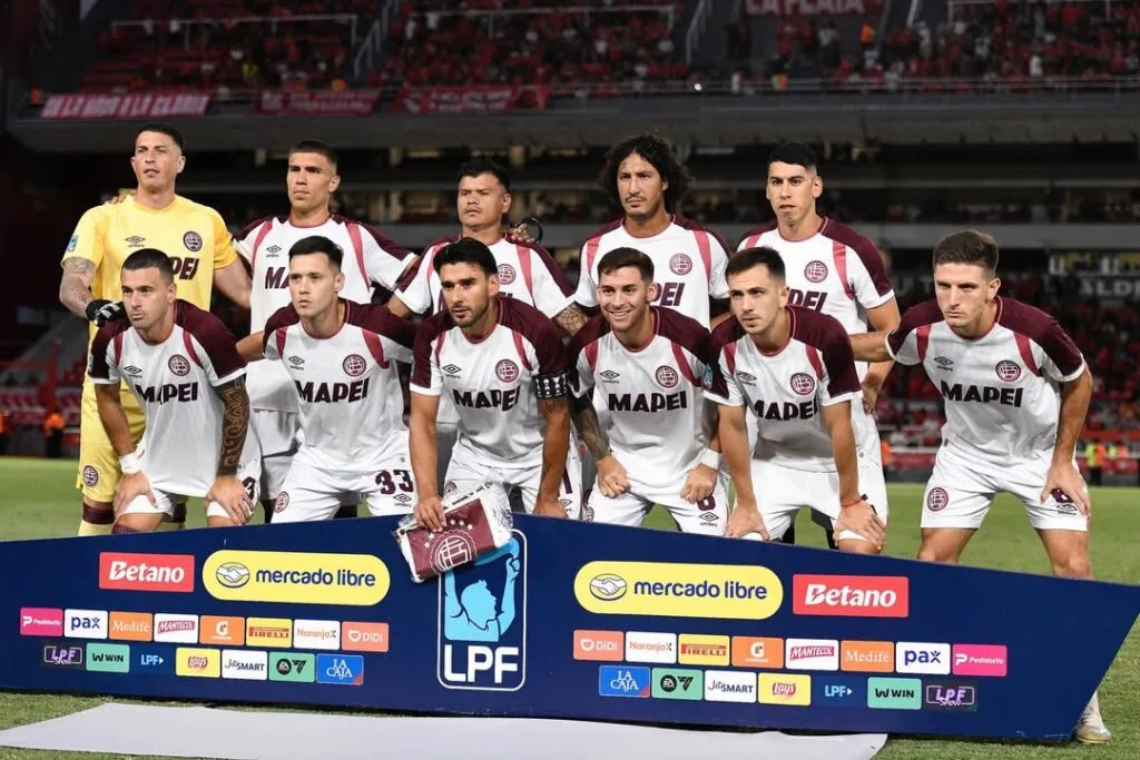 Equipo Lanús ante Independiente