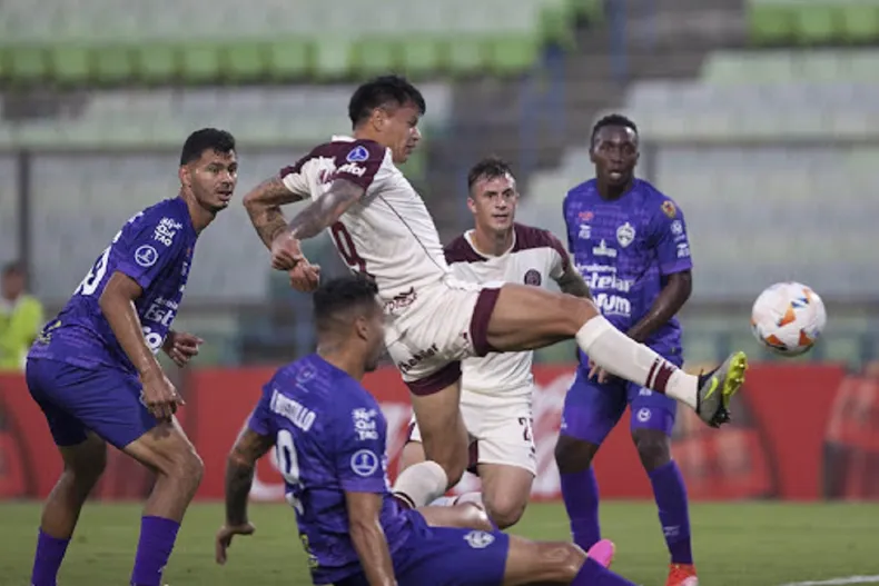 Jhon Ospina dirigiendo a Lanús