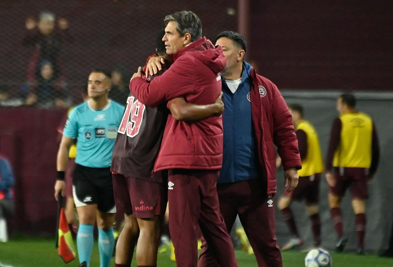 Pellegrino abrazo con Valois
