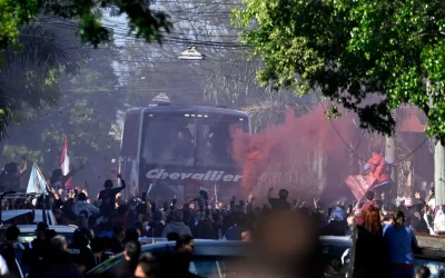 ¡Locura de recibimiento al micro de Lanús!